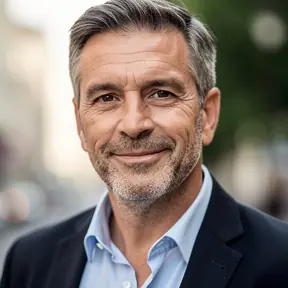 portrait professionnel d'un homme français quinquagénaire en lumière naturelle