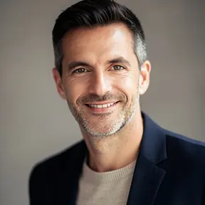 portrait professionnel homme français quarantaine expression confiante fond neutre lumineux